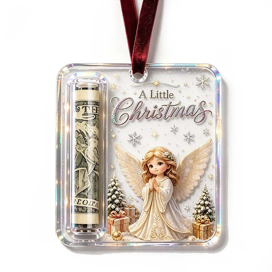 Einzelner Anhänger mit betendem Engel in cremefarbenem Gewand zwischen Geschenken und Tannen, links eine Geldrolle im Röhrchen. 18