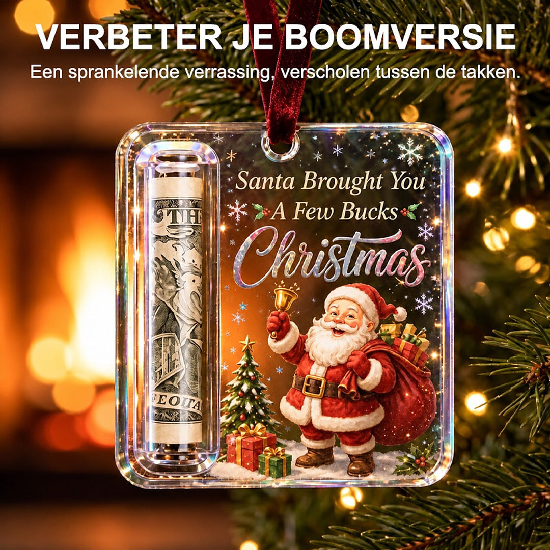 Der Acryl-Anhänger mit Weihnachtsmann-Motiv und Geldrolle hängt an einem Tannenzweig vor warm leuchtendem Kaminfeuer. 6