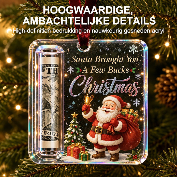 Detailaufnahme des Anhängers mit holografischem Rand, Weihnachtsmann-Druck und Geldrolle vor Tannenzweigen mit Lichterkette. 8