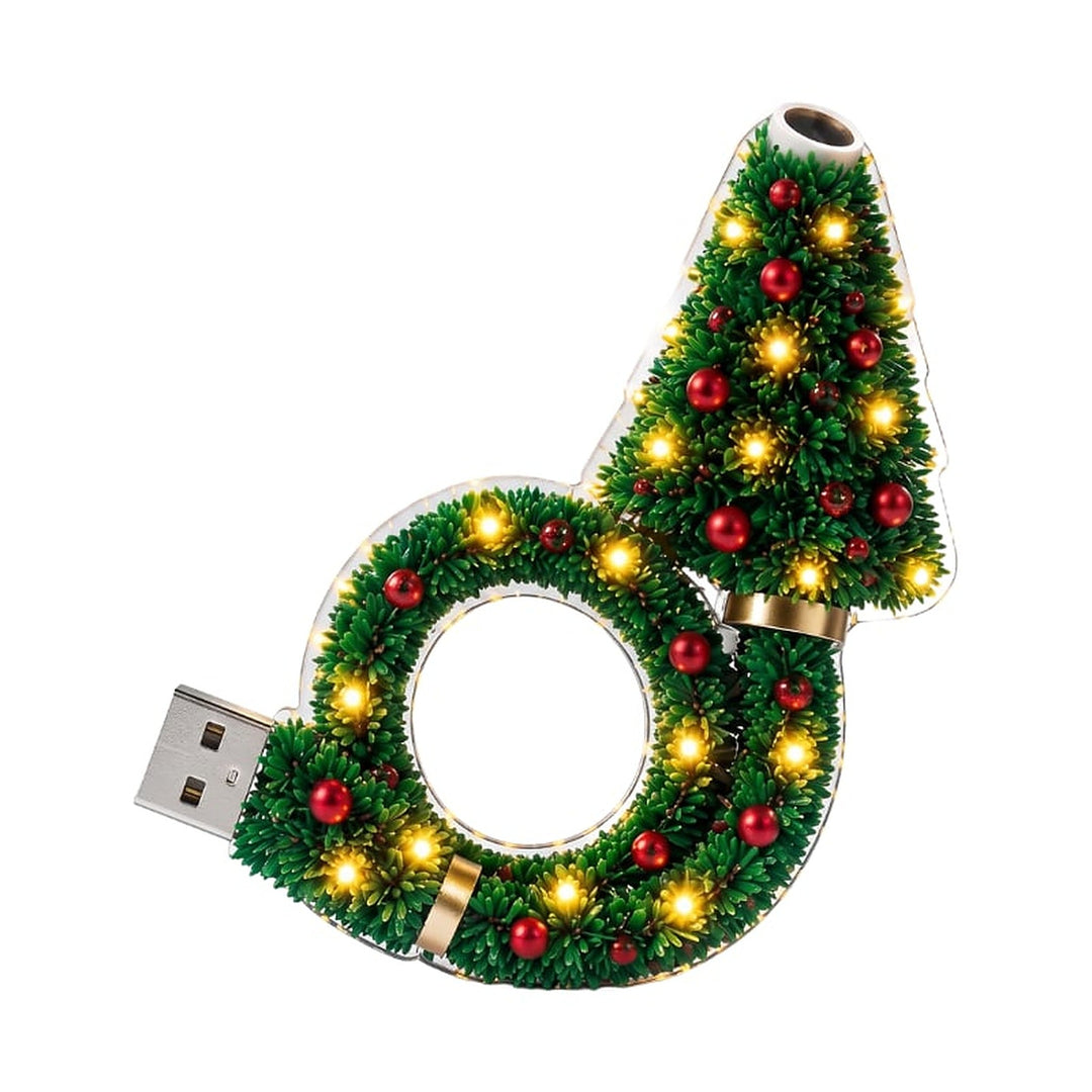 Freigestellte Produktansicht der Lampe: Tannenbaum mit rotem Schmuck auf einem Kranz, warm leuchtende LEDs, USB-Stecker links, Projektionsöffnung oben. 1