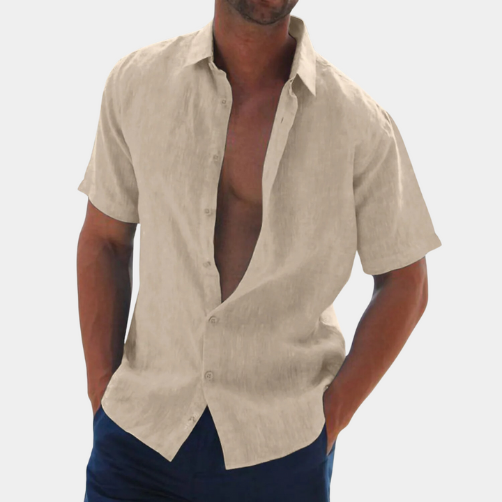 Khaki Leinenhemd für Herren, kurzärmelig, lässig, Sommermode, offen getragen.