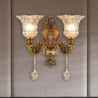 Klassische goldene Vintage-Wandleuchte mit Glaslampenschirmen und Kristallanhängern.