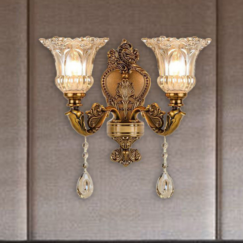 Klassische goldene Vintage-Wandleuchte mit Glaslampenschirmen und Kristallanhängern.