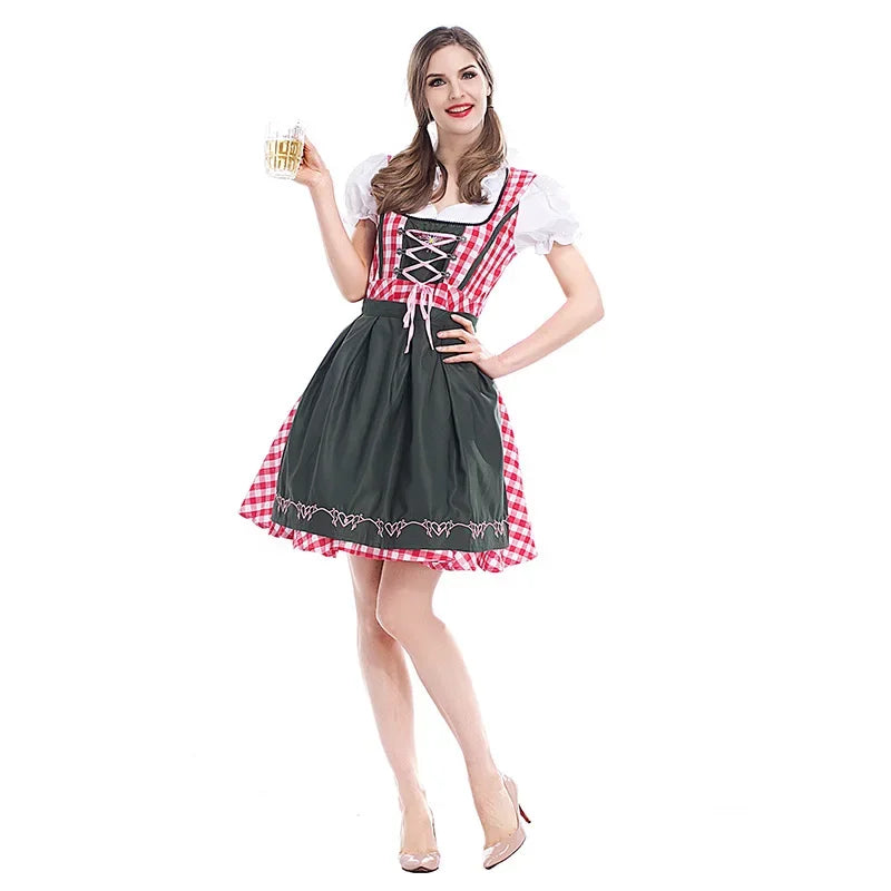 Frau im Dirndl mit rot-weiß kariertem Mieder, dunkelgrüner Schürze und weißer Puffärmelbluse hält einen Bierkrug in der Hand. 1