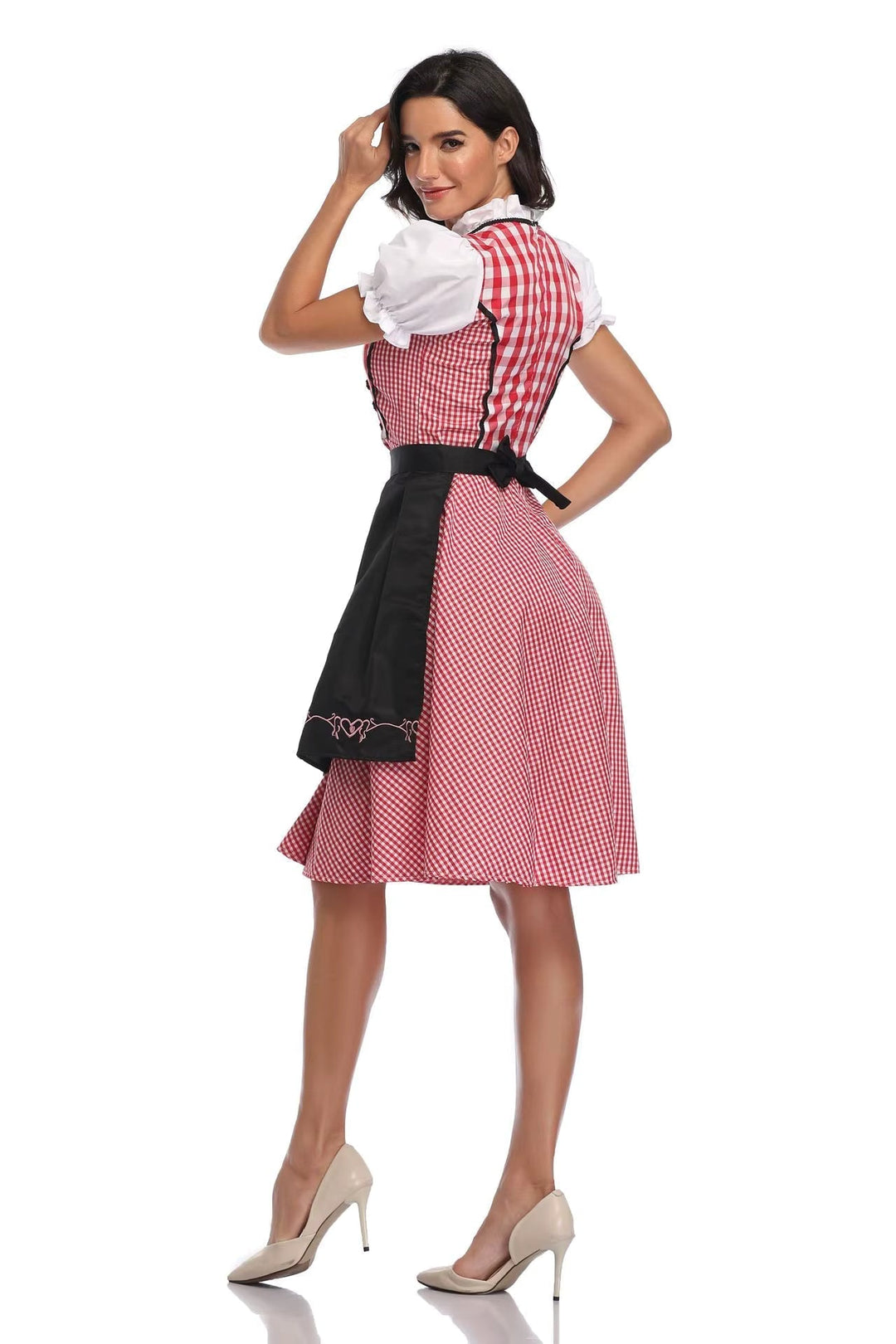 Rückansicht des rot-weiß karierten Dirndls mit schwarzer Schürze, großer Schleife am Rücken und weißer Bluse mit Puffärmeln. 2