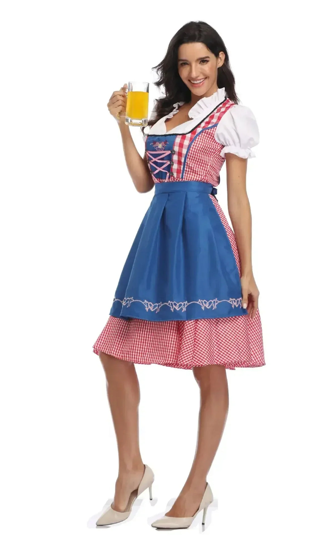 Seitliche Ansicht des Dirndls mit blauer Schürze und rot-weiß kariertem Rock, die Trägerin hält ein Glas Bier. 5