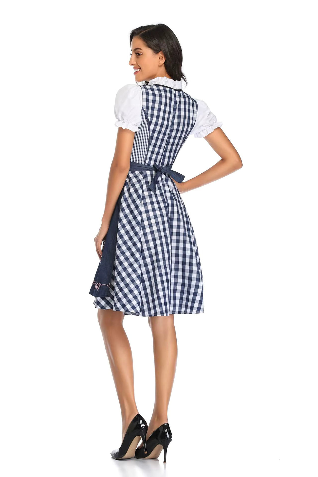 Rückansicht des blau-weiß karierten Dirndls mit blauer Schürzenschleife, ausgestelltem Rock und weißer Bluse mit Rüschenkragen. 6