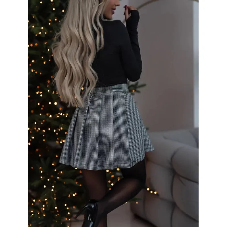 Falda corta a cuadros con estilo versátil – Romy