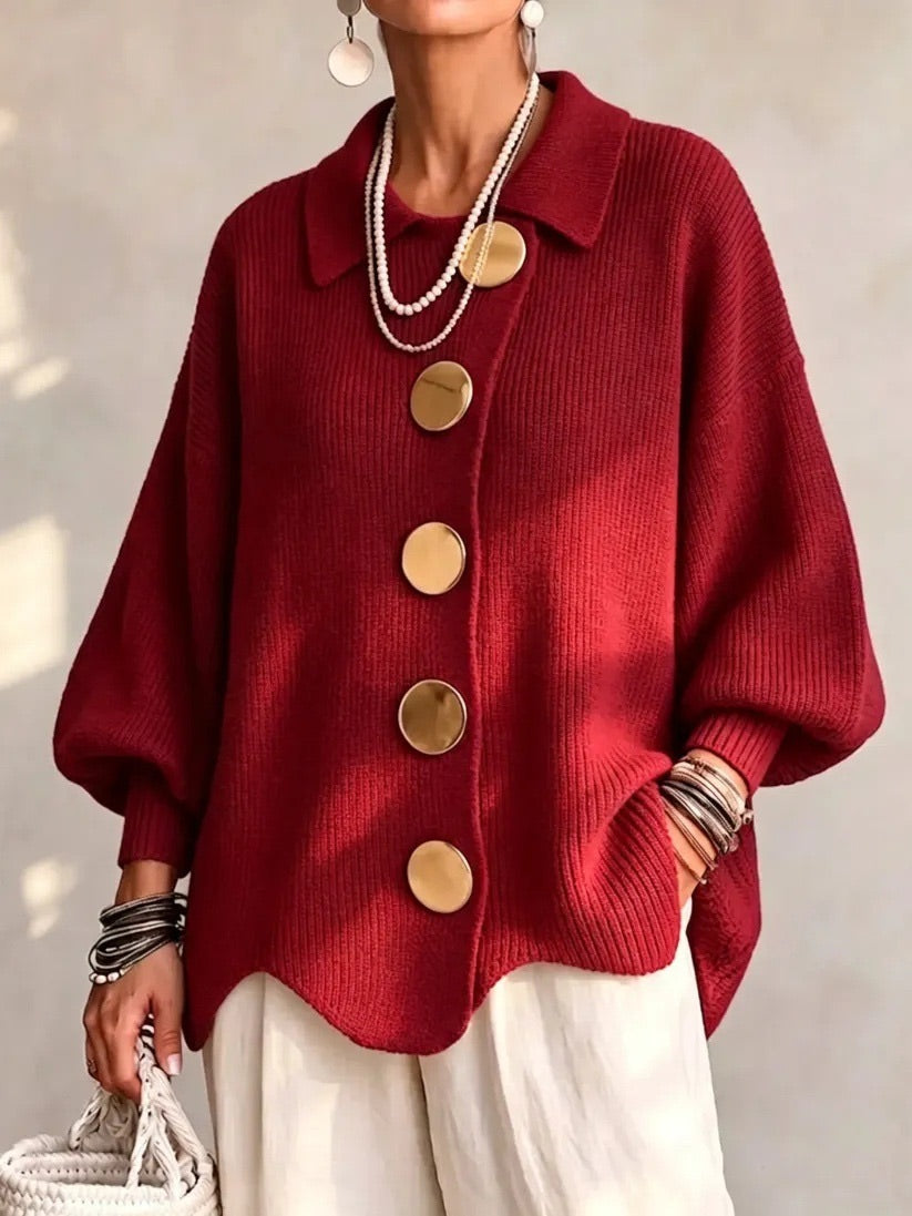 Strickjacke in kräftigem Rot mit goldfarbenen Knöpfen, getragen zu heller Hose, Perlenketten und Korbtasche. 11