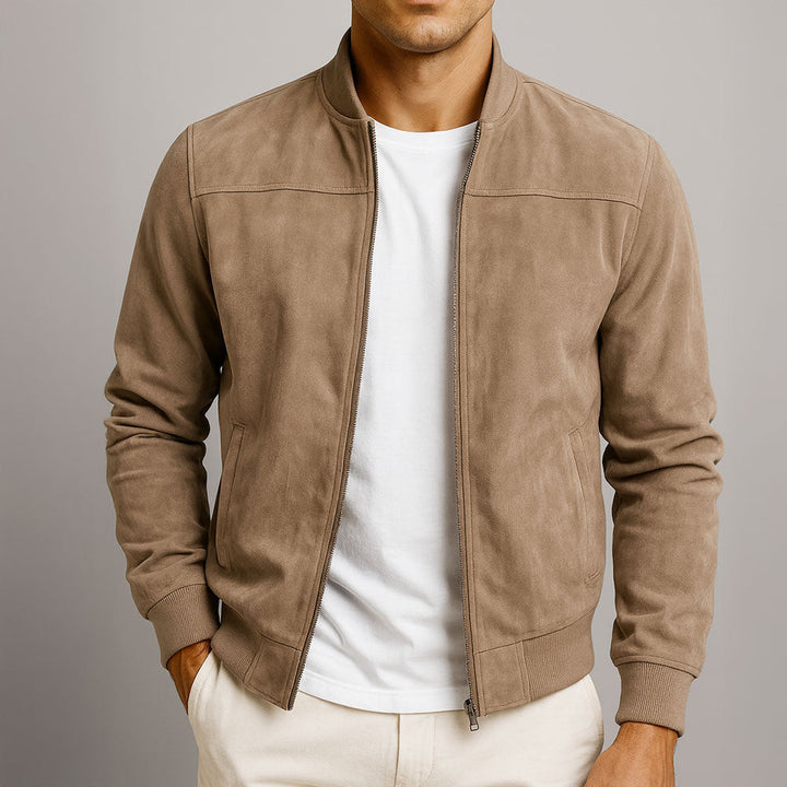 Mann trägt die offene Wildlederimitat-Jacke in Beige-Braun über weißem T-Shirt, Frontansicht mit Händen in den Hosentaschen. 1