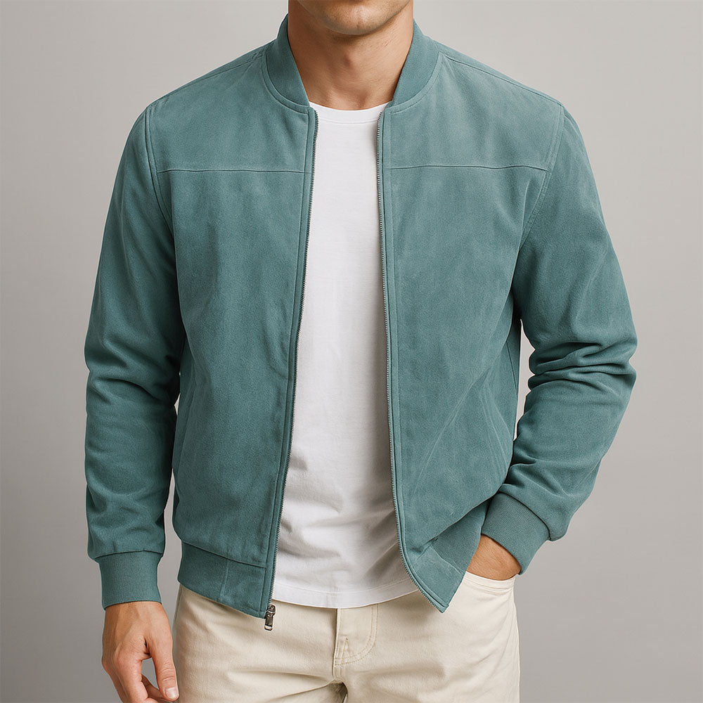 Frontansicht der offenen Jacke in Petrolgrün mit Stehkragen und Rippbündchen, getragen über weißem T-Shirt und heller Hose. 2