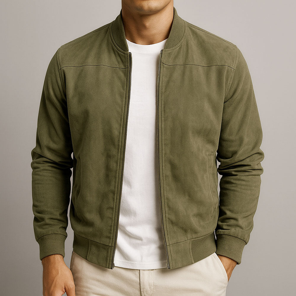 Mann trägt die Wildlederimitat-Jacke in Olivgrün offen über weißem T-Shirt, mit sichtbarer Passennaht an den Schultern. 3