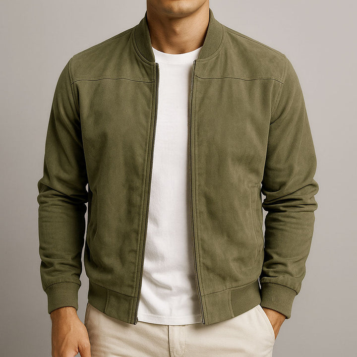 Mann trägt die Wildlederimitat-Jacke in Olivgrün offen über weißem T-Shirt, mit sichtbarer Passennaht an den Schultern. 3