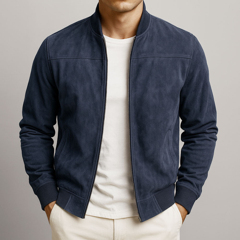 Frontansicht der Jacke in Marineblau mit Reißverschluss und Rippkragen, getragen mit weißem Shirt und Händen in den Taschen. 4