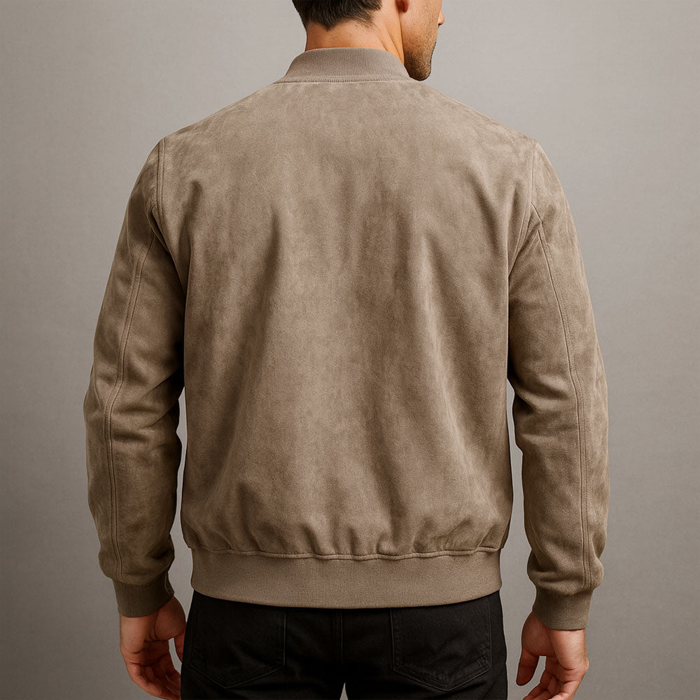Rückansicht der beigebraunen Wildlederimitat-Jacke mit Rippkragen, Rippbund am Saum und Ärmelnähten, getragen mit schwarzer Hose. 7