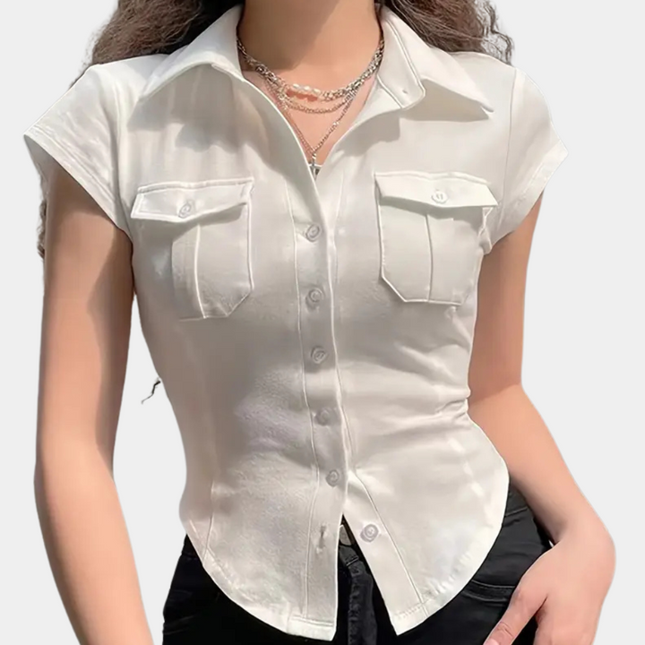 Weiße Damenbluse mit kurzen Ärmeln, tailliert, Knopfleiste, Brusttaschen, elegantes Design.