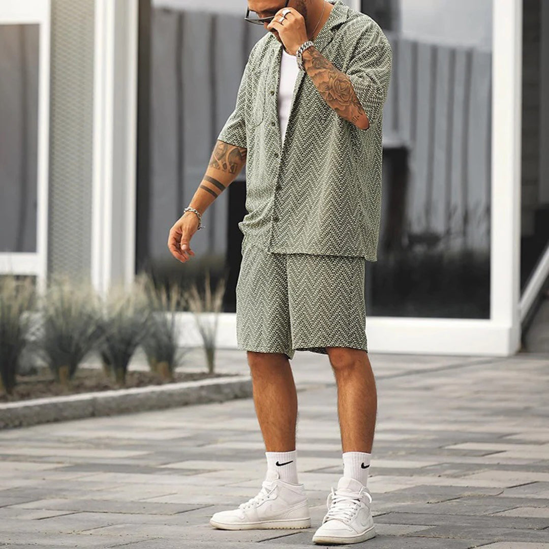 Mann in grünem Sommer-Set, Hemd und Shorts, modisch, lässig, draußen, stilvoll gekleidet.