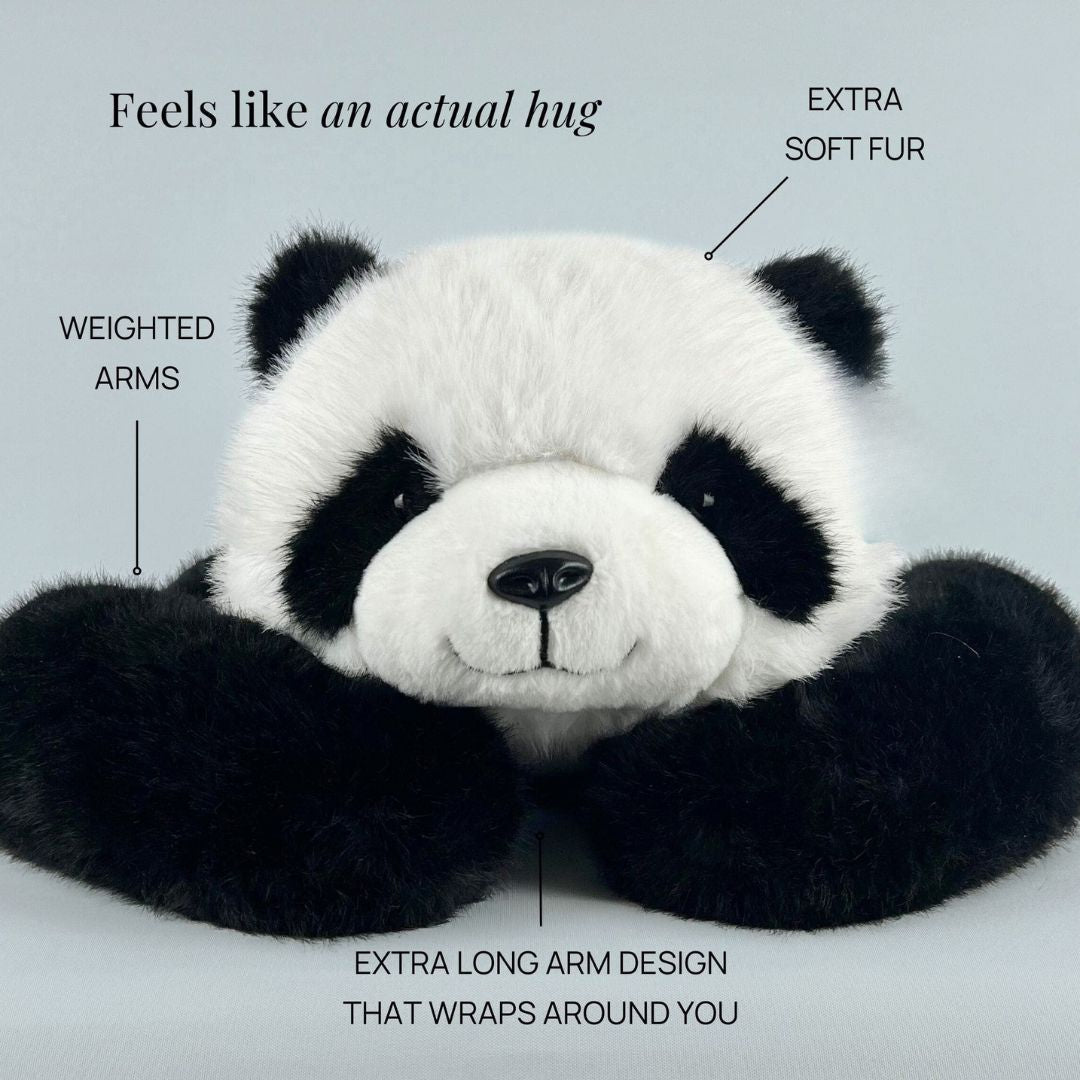 Panda frontal mit Beschriftungen zu Fell, beschwerten Armen und dem langen Armdesign, das sich um den Körper legt. 5
