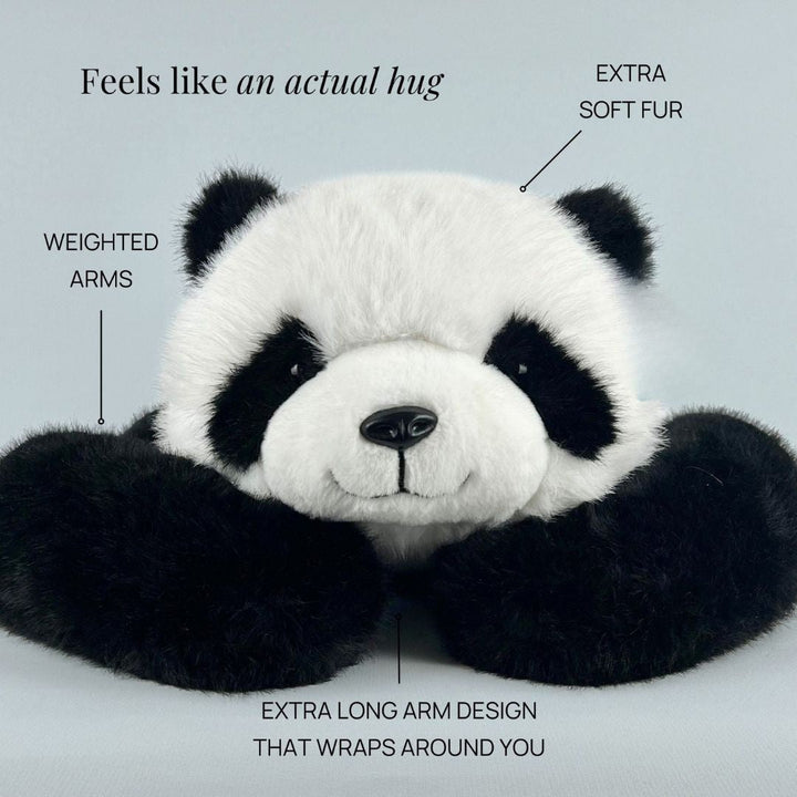 Panda frontal mit Beschriftungen zu Fell, beschwerten Armen und dem langen Armdesign, das sich um den Körper legt. 5