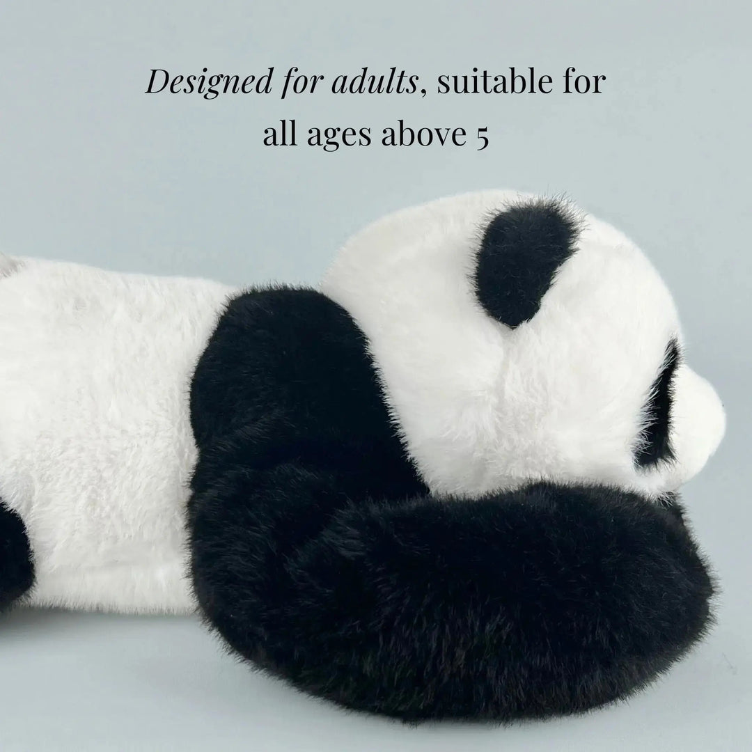 Panda seitlich liegend vor hellblauem Hintergrund, Nahaufnahme von Kopf, Ohr und dem dicken schwarzen Arm. 6