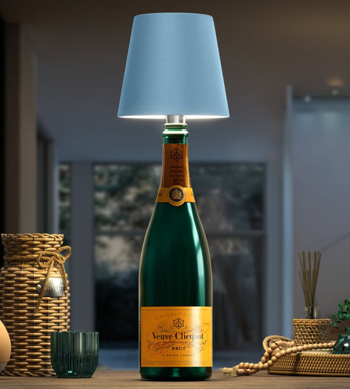 Hellblauer Lampenschirm auf einer grünen Champagnerflasche mit Korbgeflecht-Dekoration und Holzperlenkette im Hintergrund. 6