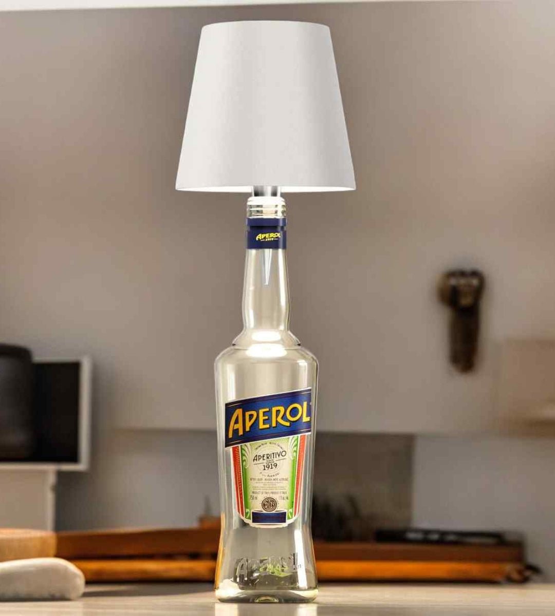 Weißer Lampenschirm auf einer klaren Likörflasche, die in einer hellen Küche auf der Arbeitsplatte steht. 3