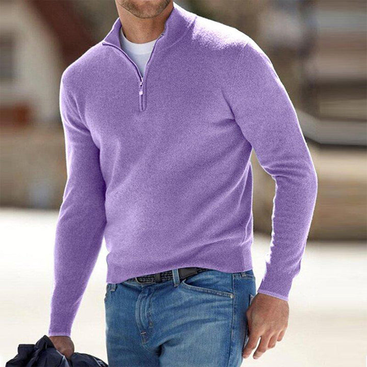 Mann in lila Pullover mit Reißverschluss, lässig, modisch, Herbstmode, Herrenbekleidung.