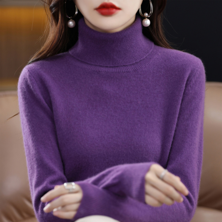 Lila Rollkragenpullover am Model mit verschränkten Armen, weiches Strickgewebe und gerippter Kragen im Detail. 5