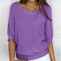 Frau in lila Strickpullover, lässig, modisch, Damenmode, weiches Material, Rundhalsausschnitt.