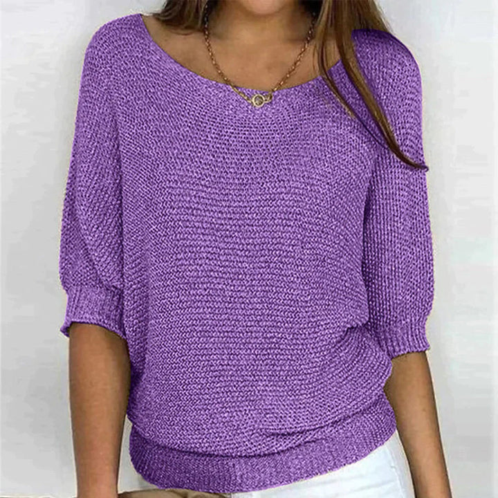 Frau in lila Strickpullover, lässig, modisch, Damenmode, weiches Material, Rundhalsausschnitt.