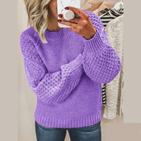 Frau in lila Strickpullover, Zopfmuster, lässig, modisch, Damenmode, Herbstkleidung.
