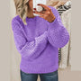 Frau in lila Strickpullover, Zopfmuster, lässig, modisch, Damenmode, Herbstkleidung.