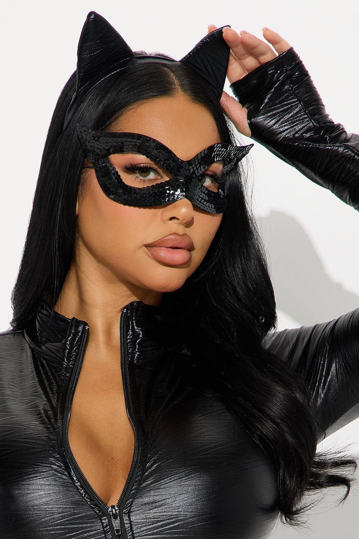 Detailaufnahme von Gesicht und Kopf: Pailletten-Maske und Katzenohren, Model greift an ein Ohr 3