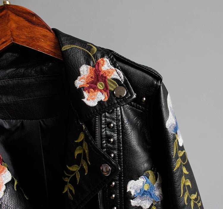 Brodert dames kunstskinnjakke i bikerstil – Eleonora
