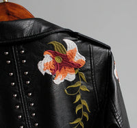 Brodert dames kunstskinnjakke i bikerstil – Eleonora