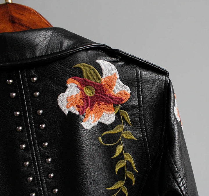 Brodert dames kunstskinnjakke i bikerstil – Eleonora