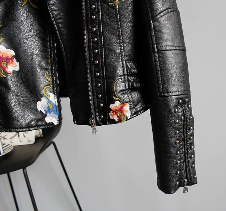 Brodert dames kunstskinnjakke i bikerstil – Eleonora
