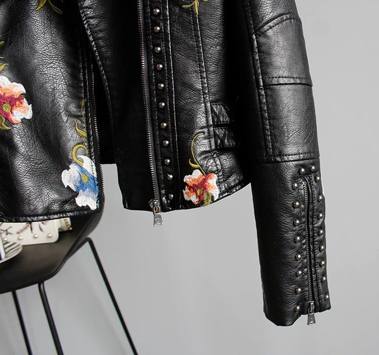 Brodert dames kunstskinnjakke i bikerstil – Eleonora