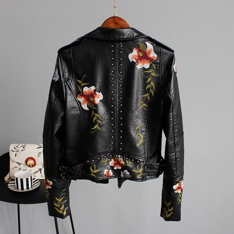 Brodert dames kunstskinnjakke i bikerstil – Eleonora