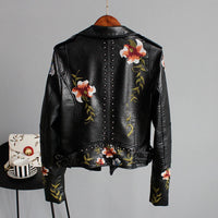 Brodert dames kunstskinnjakke i bikerstil – Eleonora