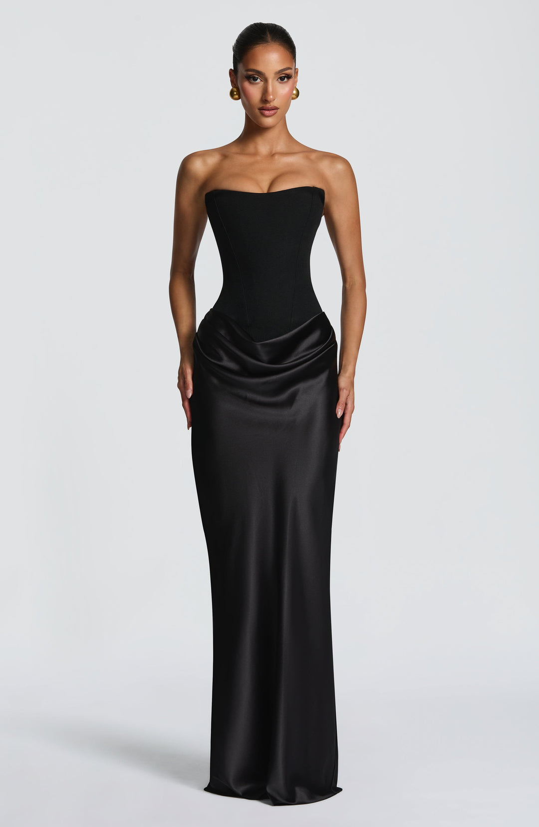 Schwarzes Kleid frontal am Model, Korsagenoberteil mit Satinrock in Wasserfalldrapierung, Arme seitlich 23