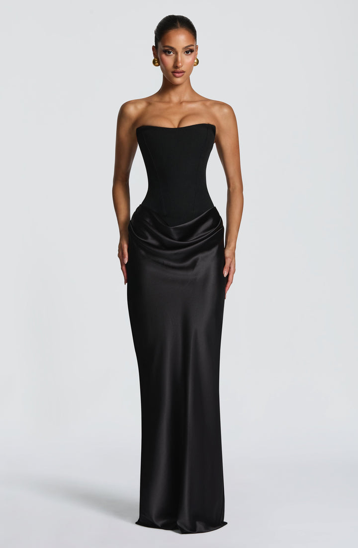 Schwarzes Kleid frontal am Model, Korsagenoberteil mit Satinrock in Wasserfalldrapierung, Arme seitlich 23
