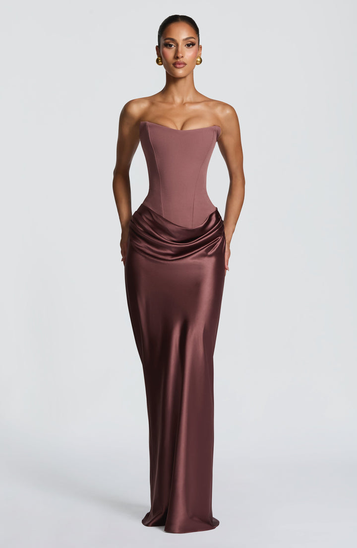 Kleid in Braunton frontal am Model, Korsagenoberteil in hellerem Ton, Satinrock mit Wasserfalldrapierung 37