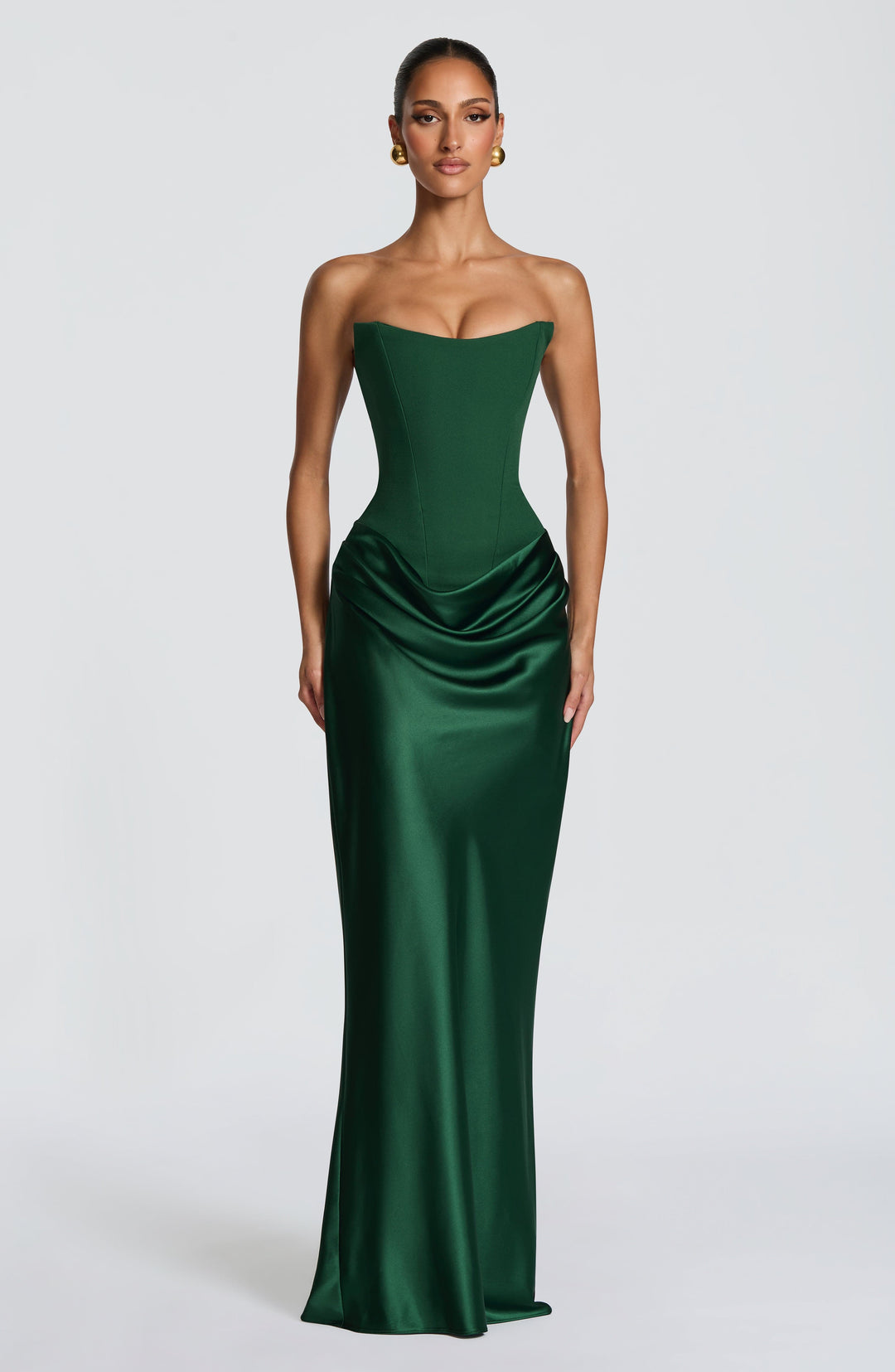 Smaragdgrünes Kleid frontal am Model, Korsagenoberteil mit glänzendem Satinrock in Wasserfalldrapierung 29