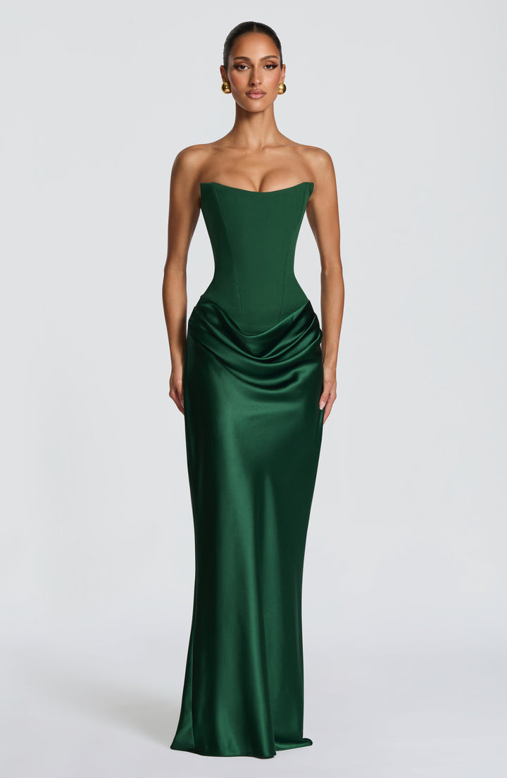 Smaragdgrünes Kleid frontal am Model, Korsagenoberteil mit glänzendem Satinrock in Wasserfalldrapierung 29