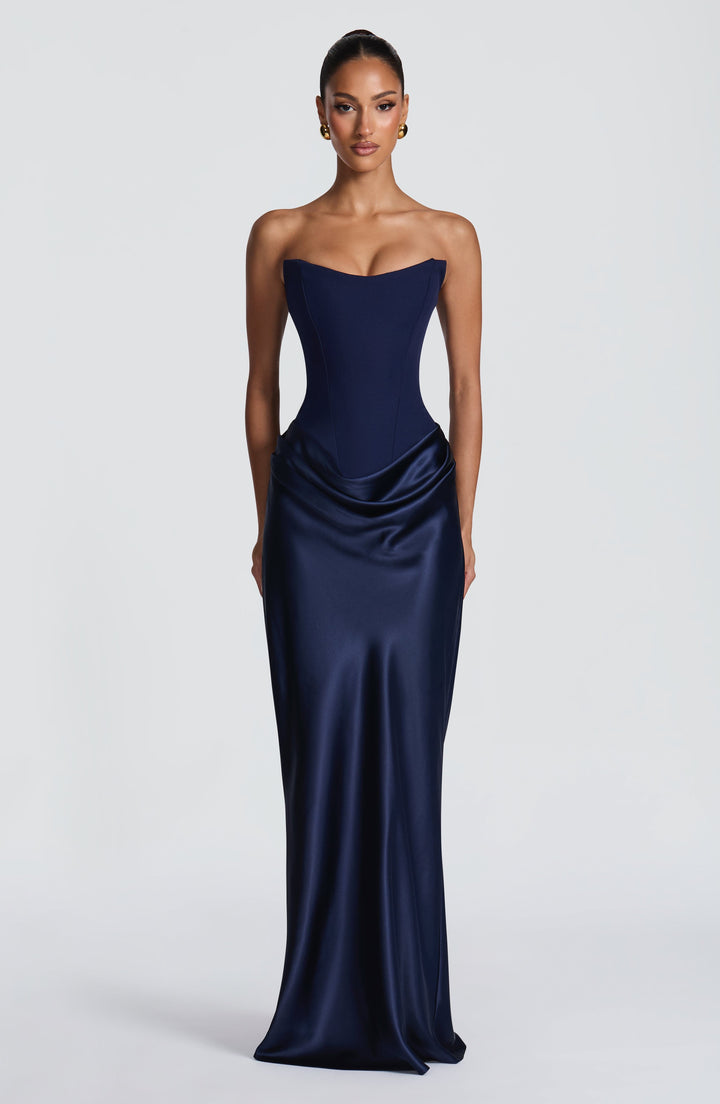 Model im marineblauen trägerlosen Korsettkleid mit drapiertem Satinrock, frontal und bodenlang 42