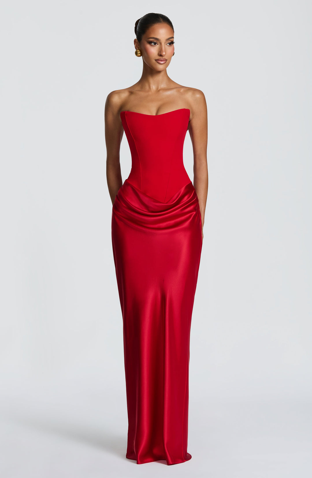Rotes Korsettkleid frontal mit leicht seitlich gedrehtem Blick, Wasserfalldrapierung am Rock sichtbar 18