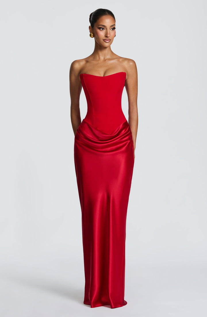 Rotes Korsettkleid frontal mit leicht seitlich gedrehtem Blick, Wasserfalldrapierung am Rock sichtbar 18