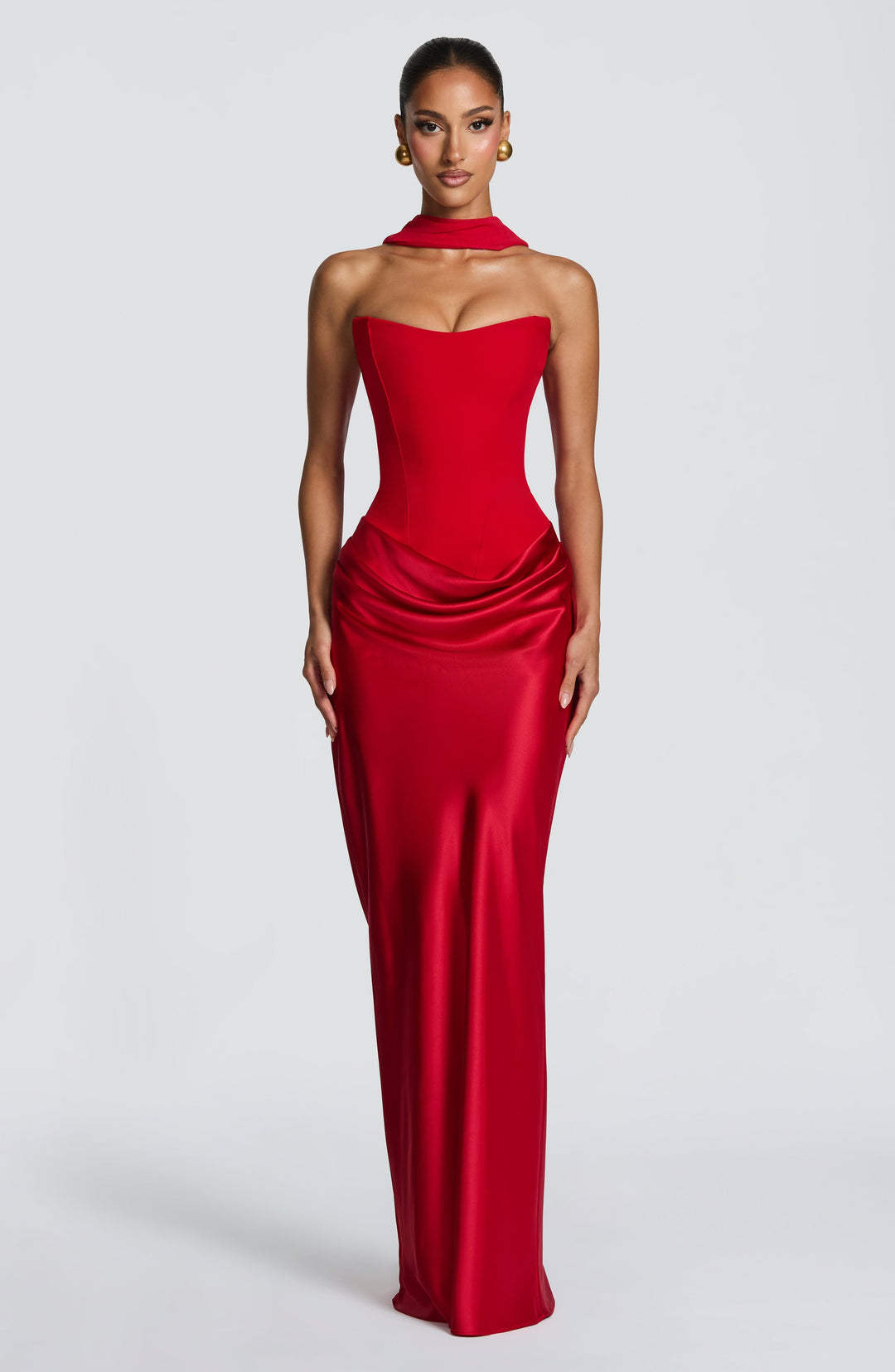 Frontansicht des roten Kleids mit Korsett, drapiertem Satinrock und Halsband am Model 11