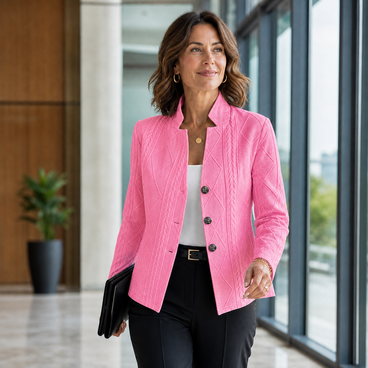 Pinkfarbener Blazer mit ausgeprägter Strukturoberfläche und drei Knöpfen, getragen von einer gehenden Frau mit schwarzer Hose. 8